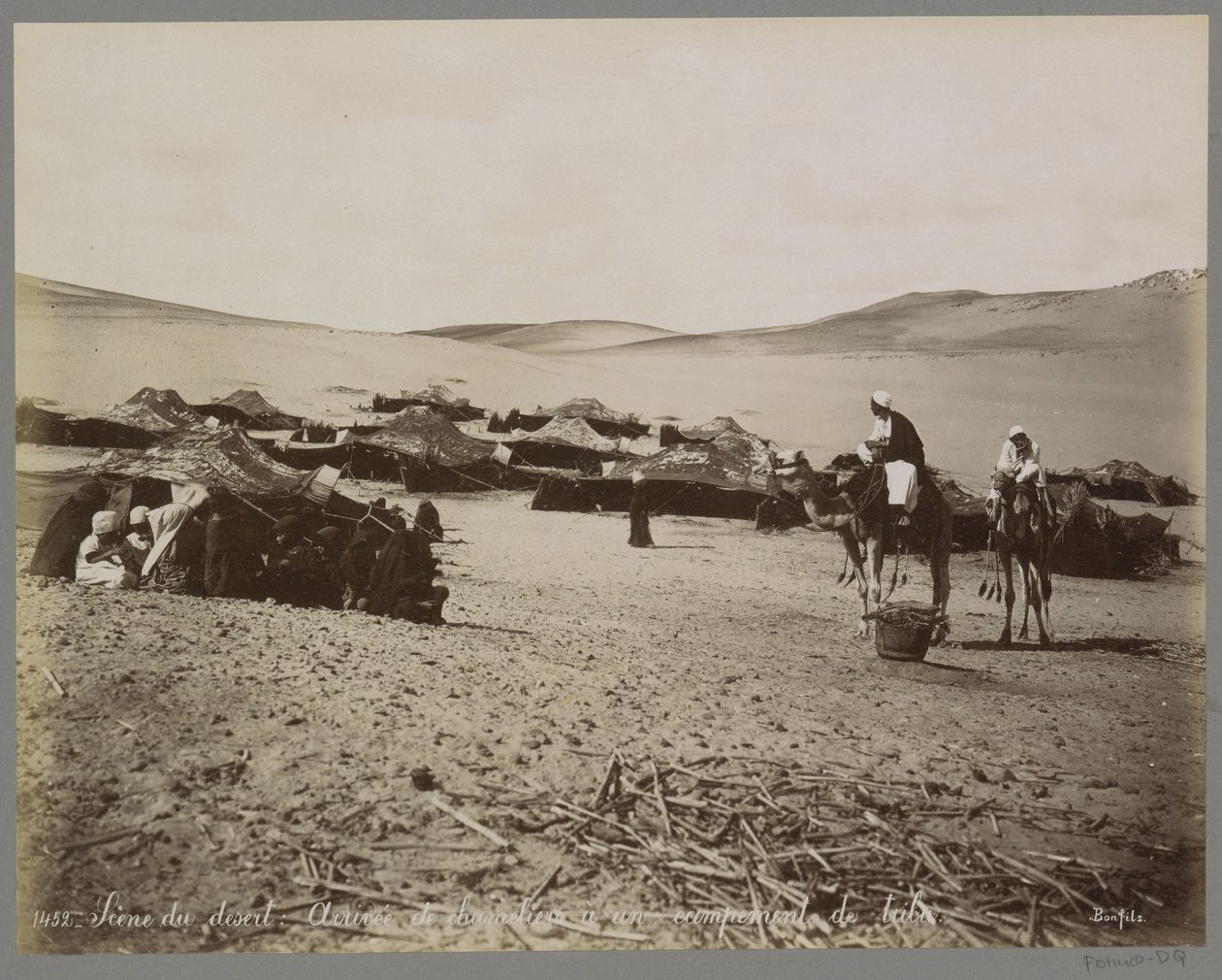 Lager mit Zelten und Kamelen in der Wüste (vermutlich Ägypten) von Maison Bonfils