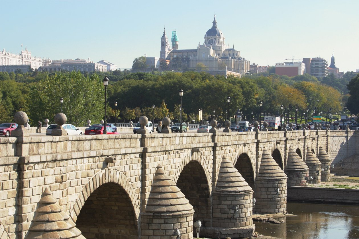 Puente de Segovia, ursprünglich erbaut von Juan de Herrera (1530-97) und 1682 wieder aufgebaut von Manuel and Jose del Olmo