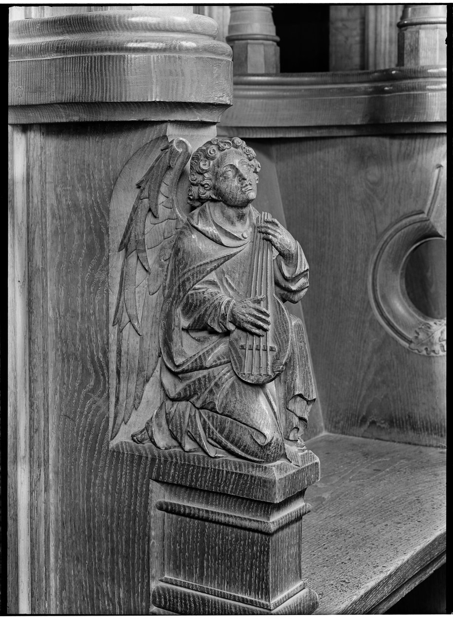 Detail einer Holzschnitzerei am Chorgestühl des Erzdiakons in der Kathedrale, ein Engel mit einem Saiteninstrument darstellend von Margaret Florence Harker