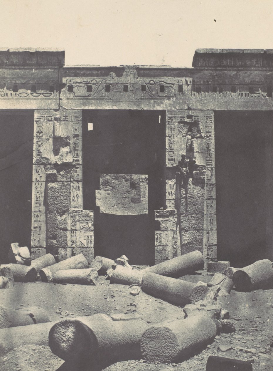 Theben. Mēdinet-Habou. Östlicher Teil des Peristyls des Palastes von Ramses-Mēiamoun, 1850 von Maxime Du Camp