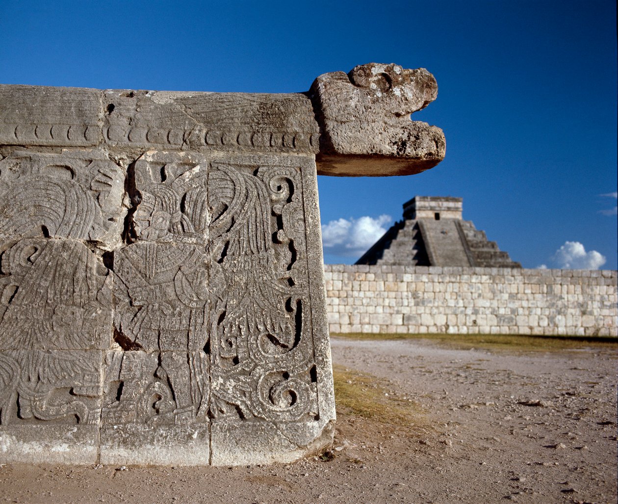 Der große Ballspielplatz und im Hintergrund das Castillo, 750-1200 von Mayan
