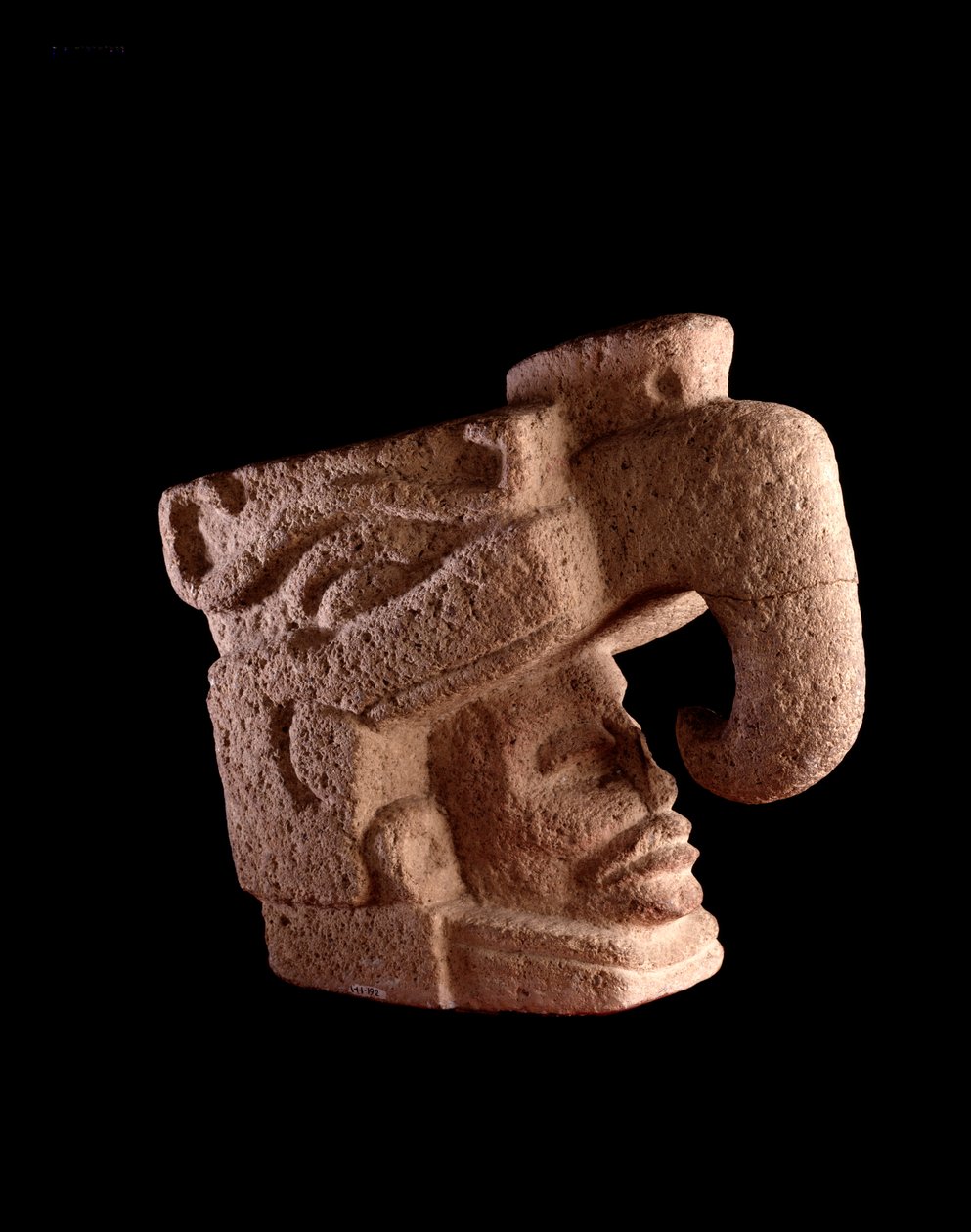 Präkolumbische Kunst, Maya-Zivilisation, präklassische Periode: Steinskulptur, die einen Männerkopf zeigt, der aus dem Mund eines zoomorphen Gottes hervorgeht, der dem Himmelsvogel ähnelt. Guatemala, Museo Nazionale di Archeologia e Etnologia von Mayan Mayan