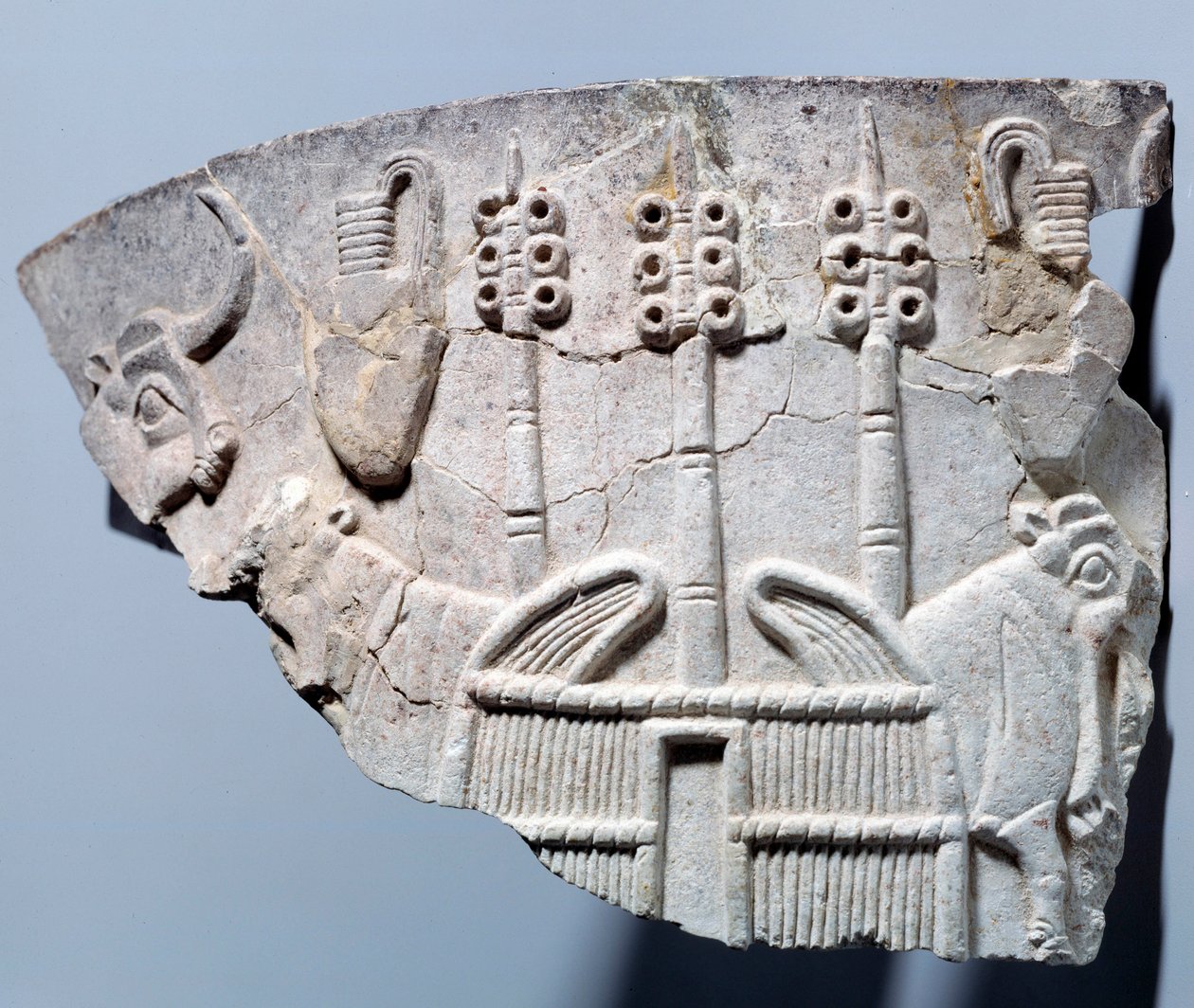 Mesopotamien: Relief einer Stall-Szene auf einem Fragment einer Vase im ...