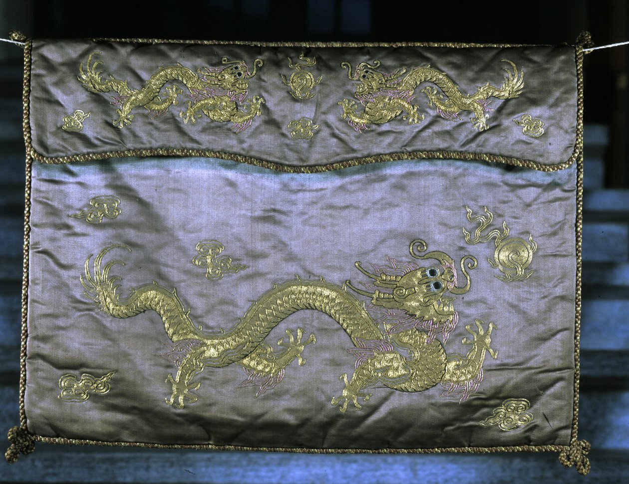 Seidenstoff mit Goldmotiven, Drachen darstellend, Ming-Periode (1368 - 1644) von Ming Dynasty Chinese School