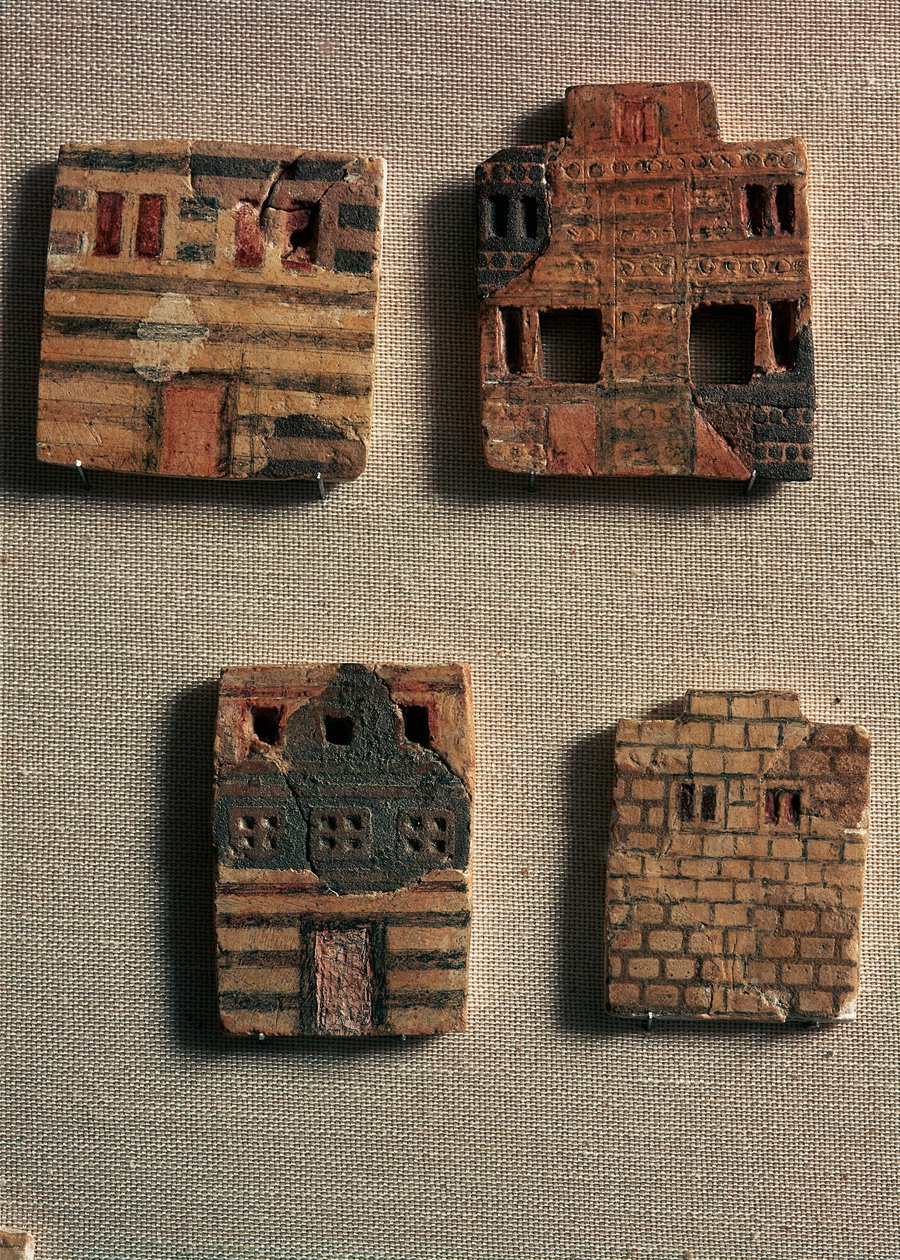 Minoische Kunst: Kleine Keramikfliesen, die minoische Häuser darstellen. 1700-1600 v. Chr. Archäologisches Museum, Heraklion, Kreta, Griechenland von Minoan