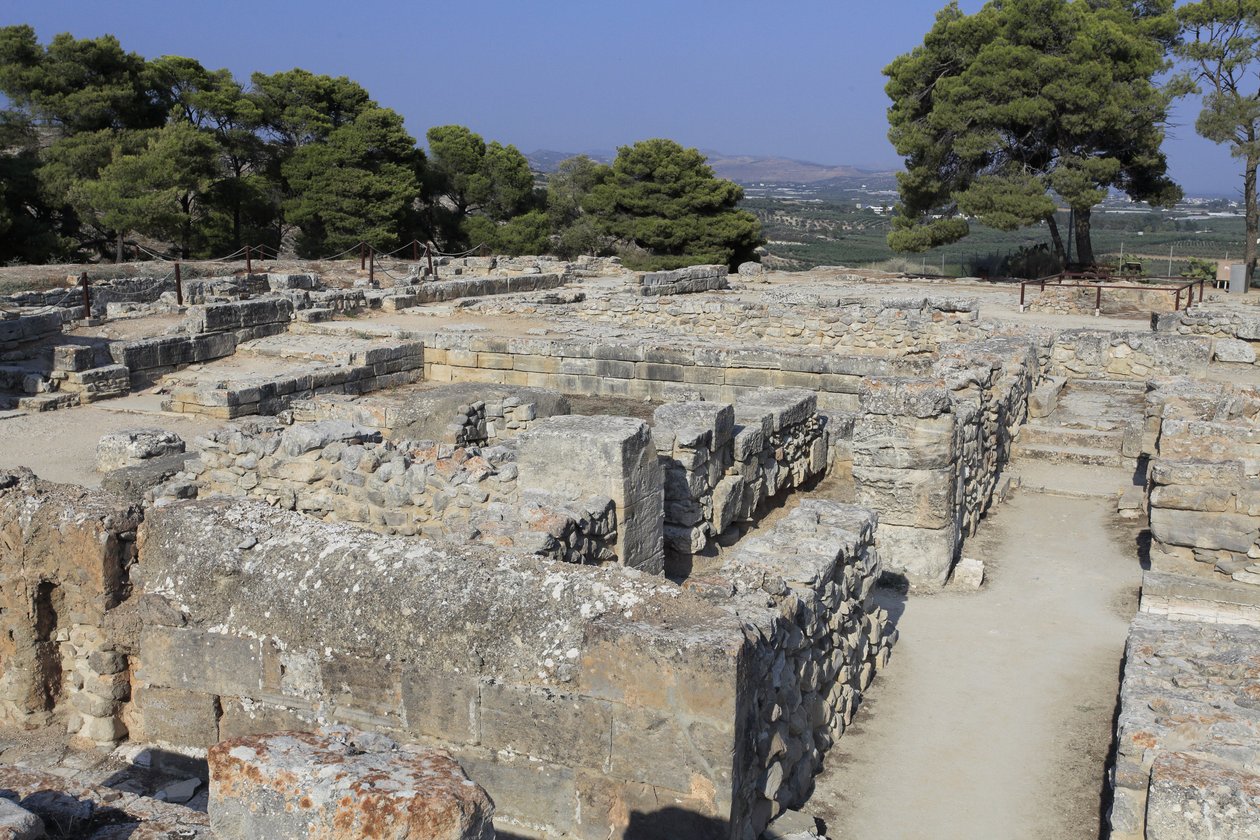 Minoische archäologische Stätte von Phaistos. Nordostkomplex. Komplex von vier Räumen, die direkt an den alten Palast angrenzen. Diese Räume wurden zur Aufbewahrung wertvoller Ritualgefäße genutzt. Die berühmte „Phaistos-Scheibe“ mit hieroglyphischer Schri von Minoan