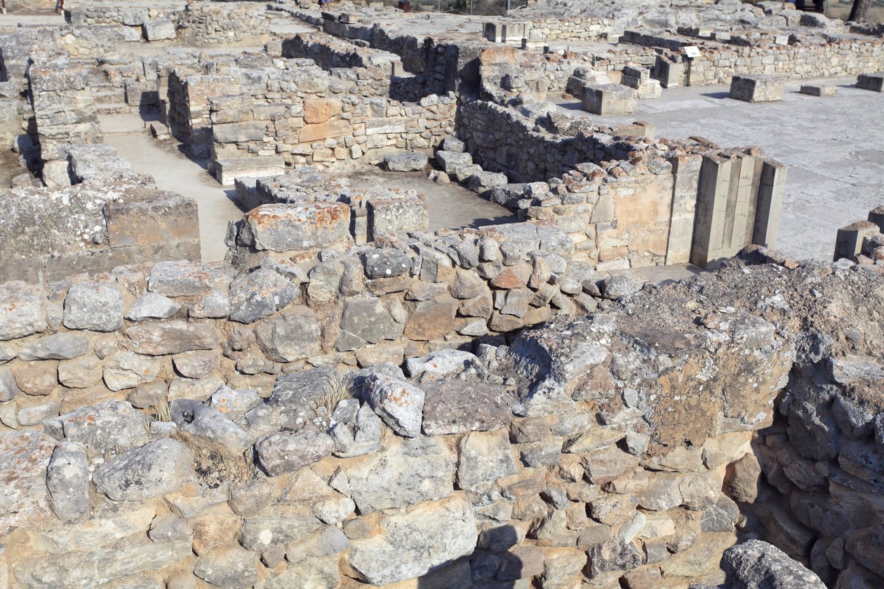 Minoische archäologische Stätte von Phaistos. Nordostkomplex. Diese Räume wurden zur Aufbewahrung wertvoller ritueller Gefäße verwendet. Die berühmte „Phaistos-Scheibe“ mit hieroglyphischer Schrift wurde hier zusammen mit anderen Tontafeln gefunden, die in von Minoan