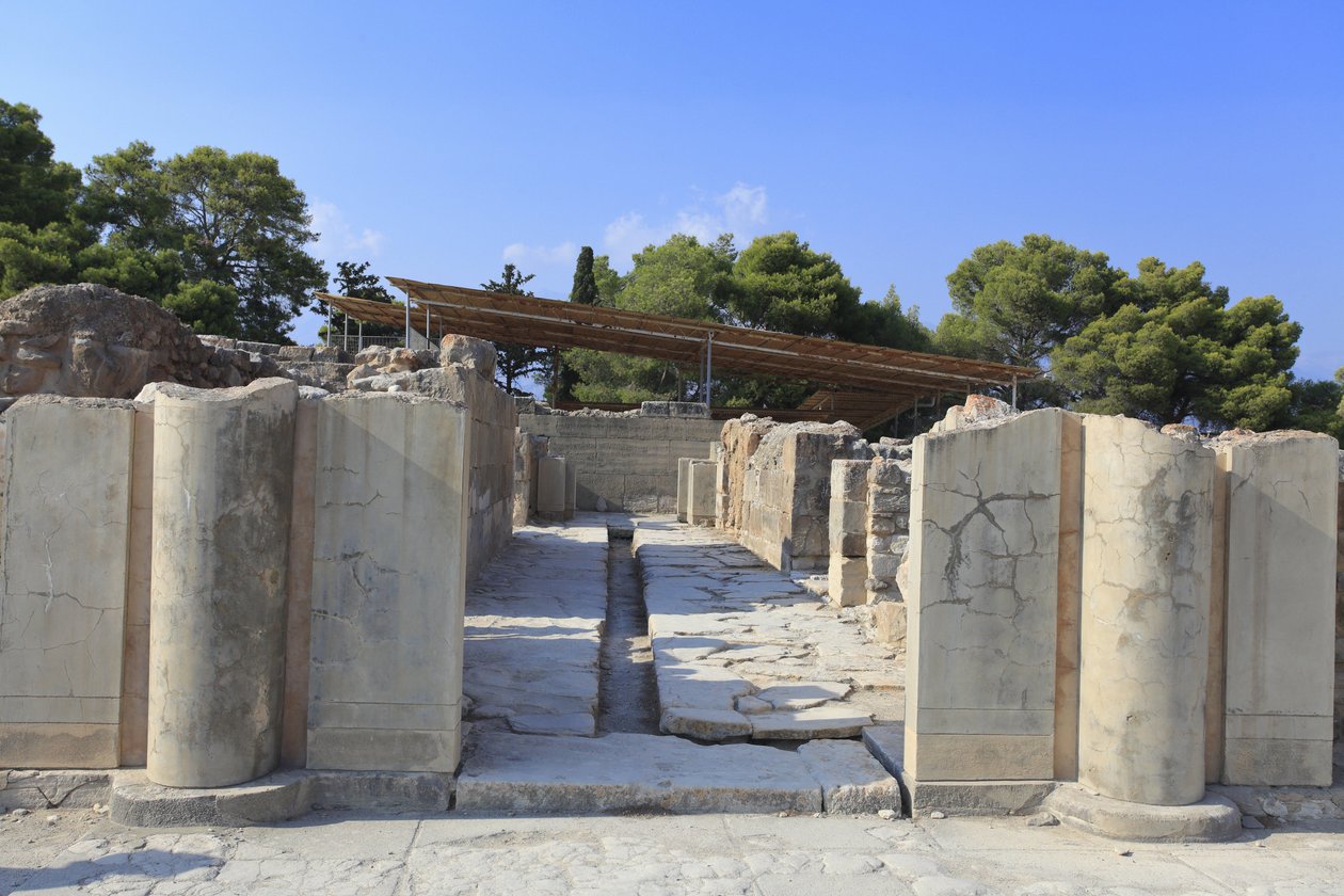 Minoische archäologische Stätte von Phaistos. Tor des Nordflügels, das sich vom zentralen Hof öffnet. Der Nordflügel ist der wichtigste Flügel des Palastes, da angenommen wird, dass er die „Königlichen Gemächer“ beherbergte. Tor, das zum Komplex der „ von Minoan