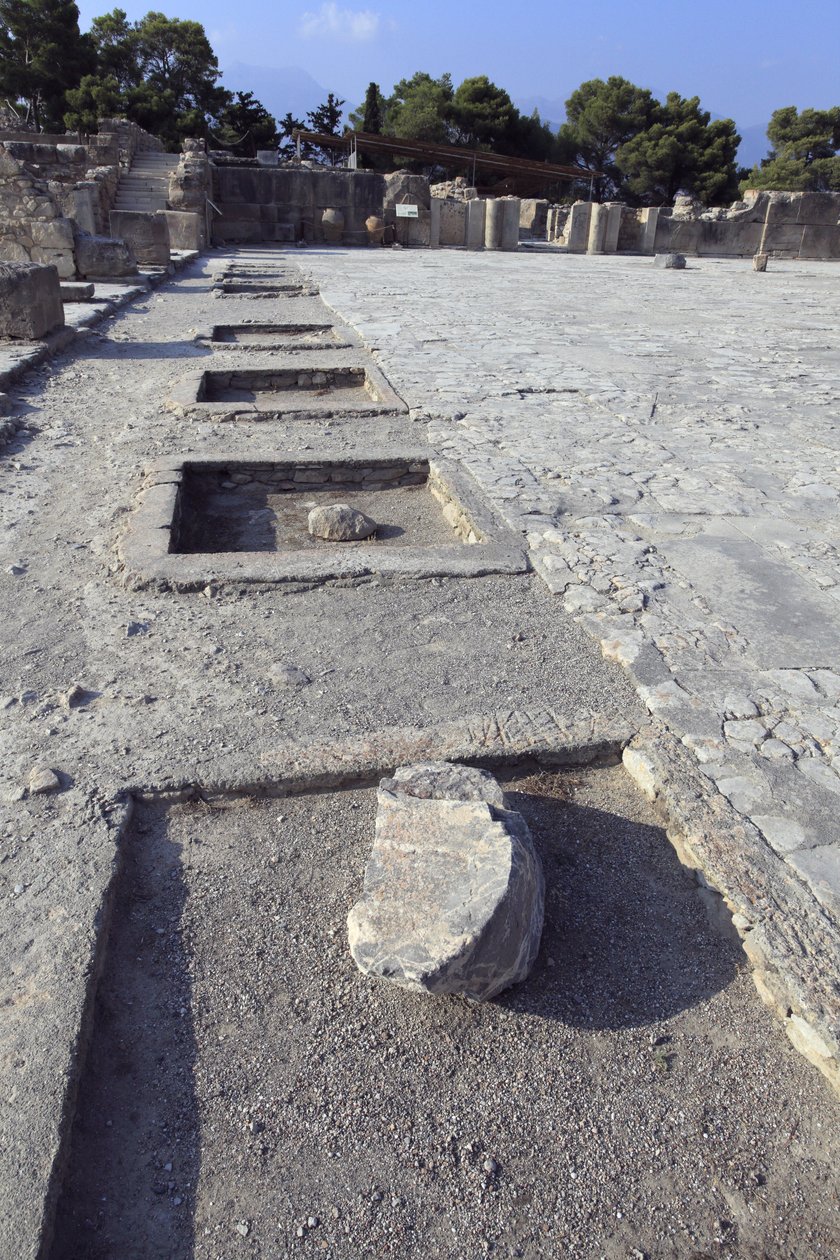 Minoische archäologische Stätte von Phaistos. Gesamtansicht des zentralen Hofes von den Schreinen des Westflügels von Minoan
