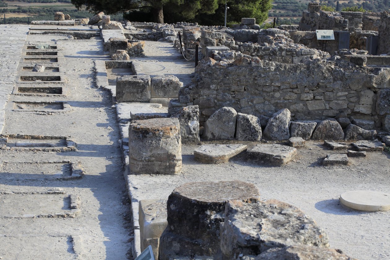 Minoische archäologische Stätte von Phaistos. Gesamtansicht der Heiligtümer des Westflügels entlang des zentralen Hofes vom Nordflügel. Es gab zwei Arten von Heiligtümern: Bankheiligtum und Lutralbecken. von Minoan