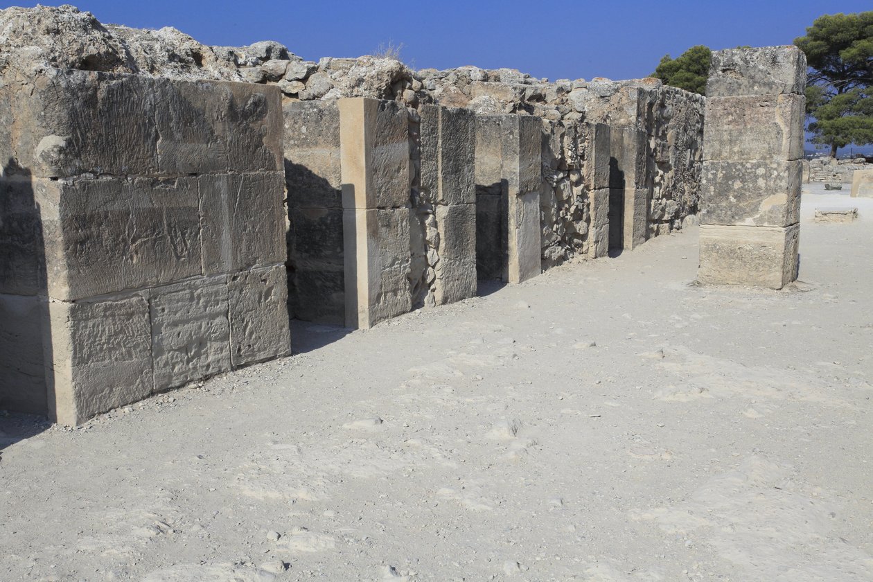 Minoische archäologische Stätte von Phaistos. Die westlichen Magazine. Großes Komplex der Palastlager. Es besteht aus dem Vorraum, dem Korridor der Lager und den Lagern selbst. Rechts und links des Korridors befanden sich 11 Magazine, in denen von Minoan