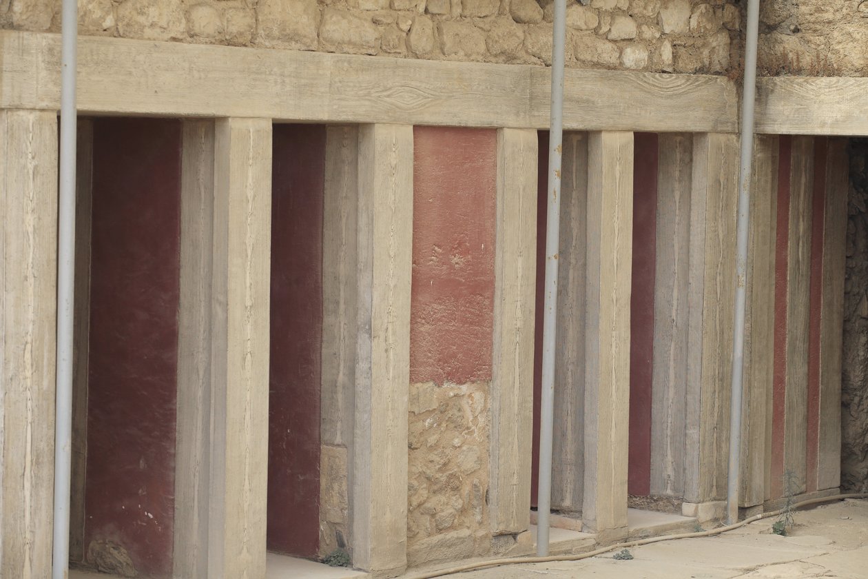 Minoische archäologische Stätte von Knossos. Westflügel neben dem „dreiteiligen Schrein“. Raum mit zwei großen rechteckigen Lagerräumen, die in den Boden eingelassen sind. Sie waren voller Tonvasen und wertvoller Objekte, darunter die berühmten Statuetten, von Minoan