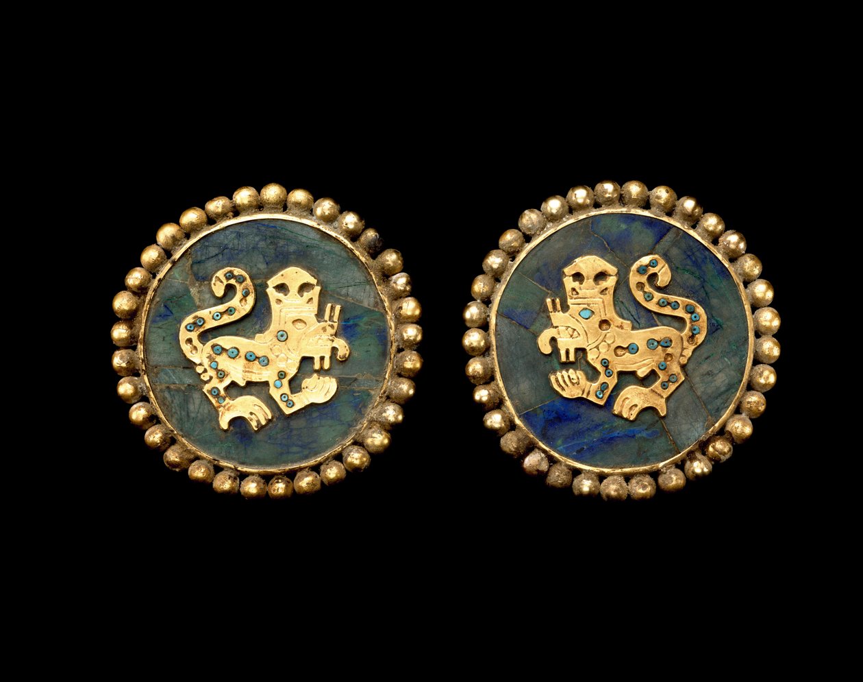 Paar Ohrschmuck, die übernatürliche Katzen darstellen von Moche Moche