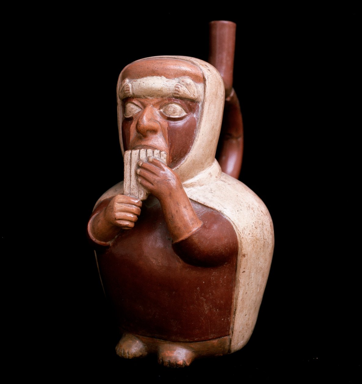 Präkolumbische Kunst, Mochica-Zivilisation: Anthropomorphe Vase, die eine Figur darstellt, die Antara, eine Flöte der Anden, spielt. 200 v. Chr.-700 n. Chr. von Moche Moche