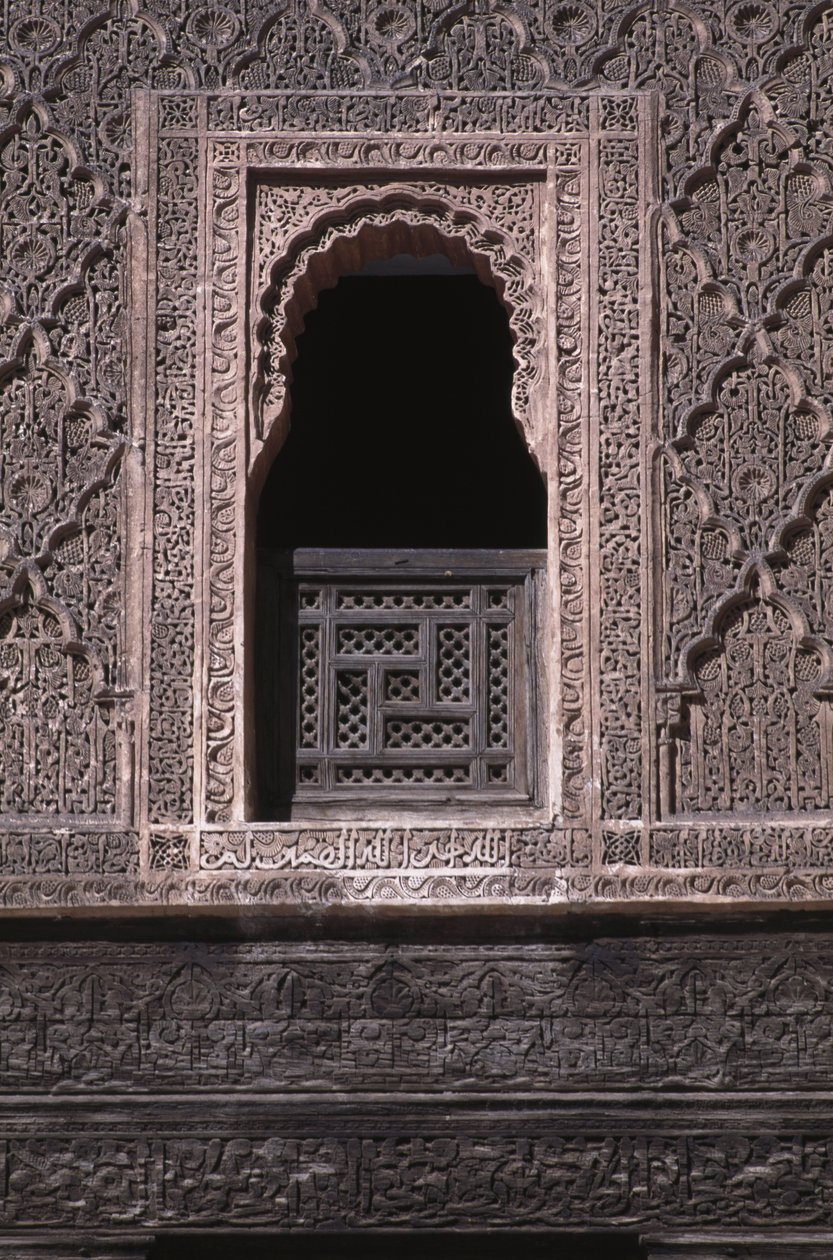Ansicht eines Fensters im Innenhof der Ali ben Youssef Medersa, erbaut von den Saadiern im Jahr 1565 (Zedernholz und Stuckarbeit) von Moroccan School