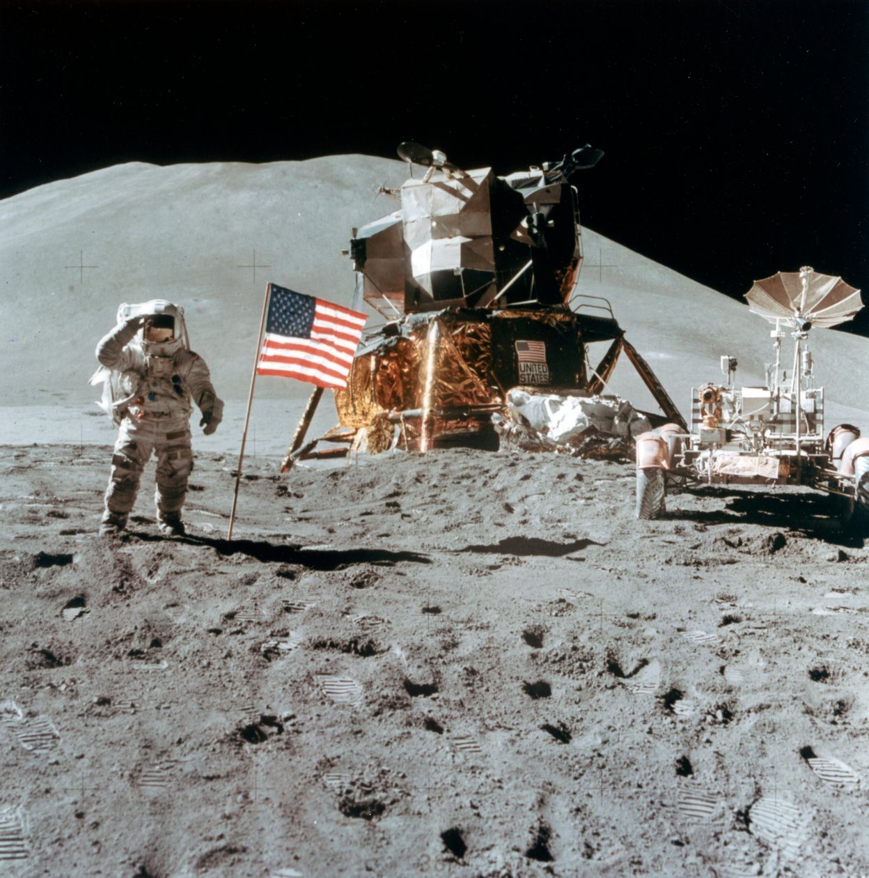 Astronaut James Irwin 1930-1991 grüßt auf dem Mond, 1971 von NASA Images