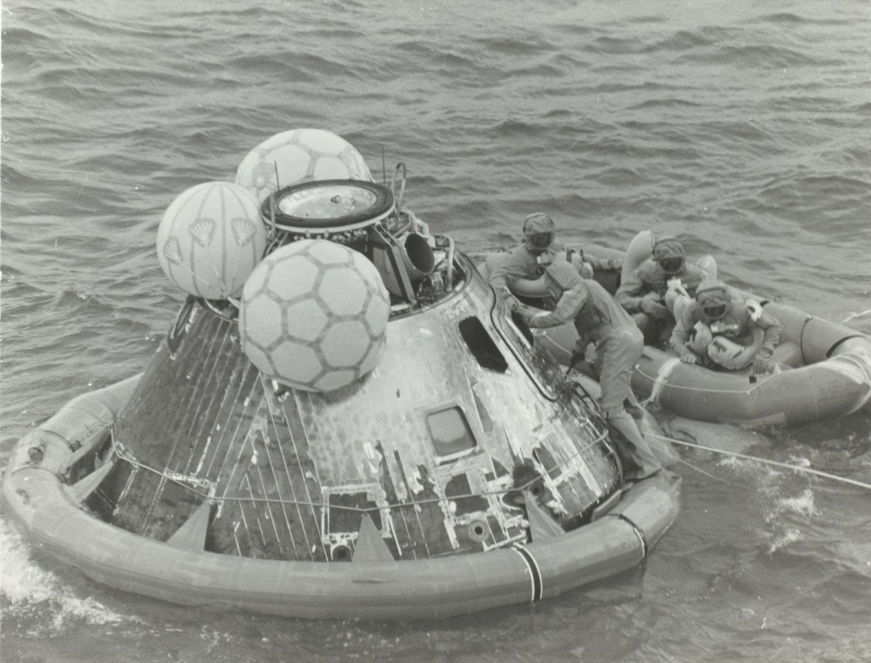 Astronauten im Rettungsboot nach der Apollo 11 Wasserung, 1969 von NASA Images