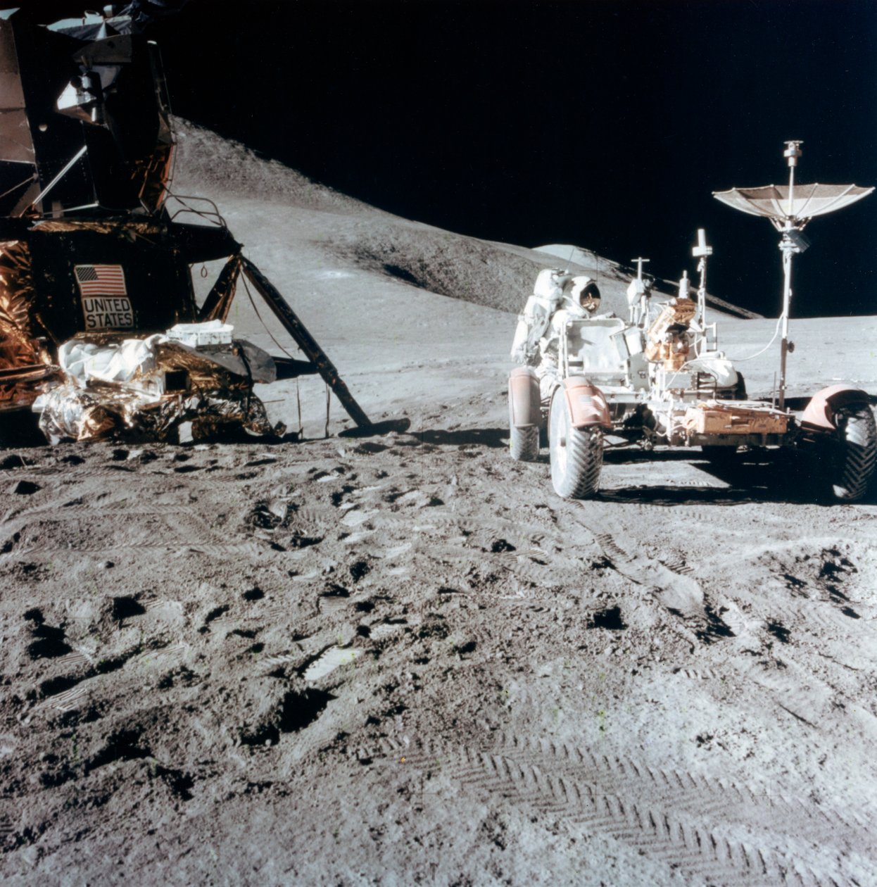James Irwin 1930-1991 mit dem Lunar Roving Vehicle während Apollo 15, 1971 von NASA Images