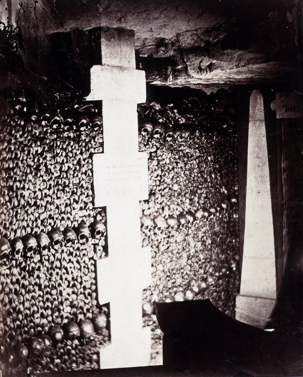 Die Beinhäuser der Katakomben von Paris. In der Nähe der Quelle von Lethe oder Vergessen von Nadar