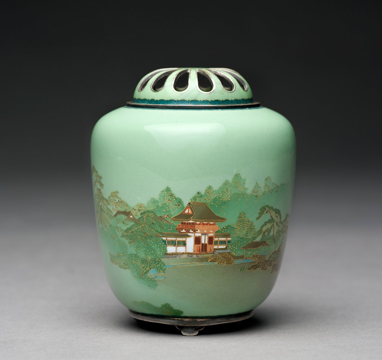 Koro mit einem Eingangstor zwischen Bäumen, ca. 1905 von Namikawa Yasuyuki