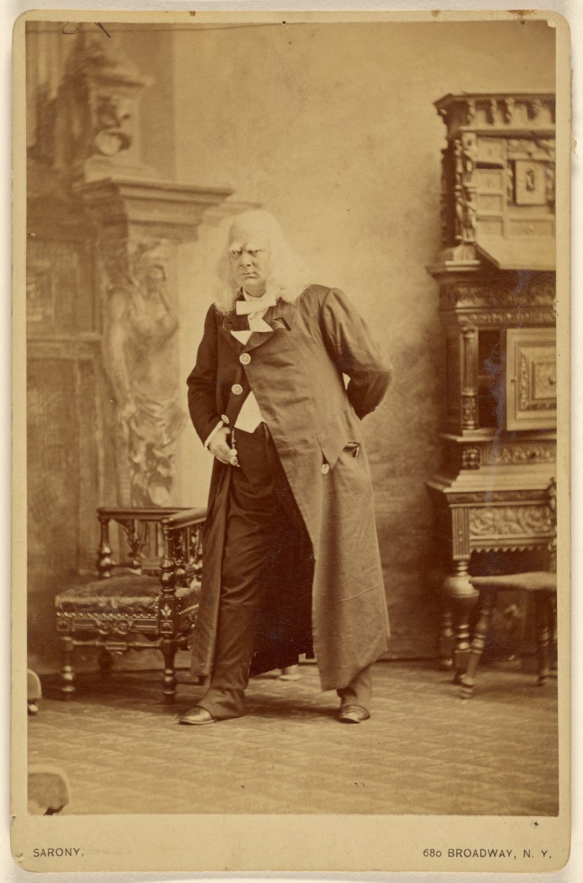 [Schauspieler mit langer weißer Perücke und weißen buschigen Augenbrauen, stehend] von Napoleon Sarony