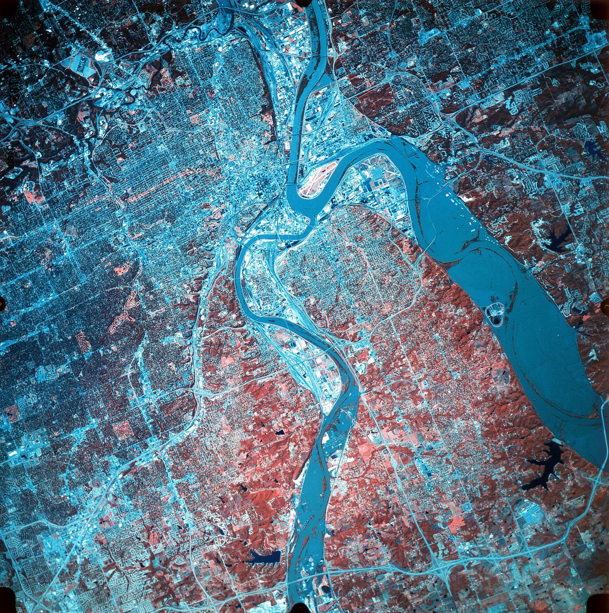 Infrarotfotografie des Zusammenflusses der Missouri- und Kansas-Flüsse, 19. Juli 1993 während starker Überschwemmungen (Norden, oben rechts). Aufgenommen vom NASA ER-2 Flugzeug. von National Aeronautics and Space Administration National Aeronautics and Space Administration