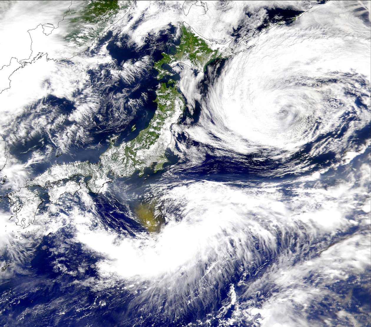 Satellitenbild des Pazifischen Ozeans in der Nähe von Japan mit einer großen braunen Wolke, möglicherweise verursacht durch den Ausbruch des Mount Oyama auf der Insel Miyakejima, Japan. Wissenschaft Geologie Vulkanologie von National Aeronautics and Space Administration National Aeronautics and Space Administration