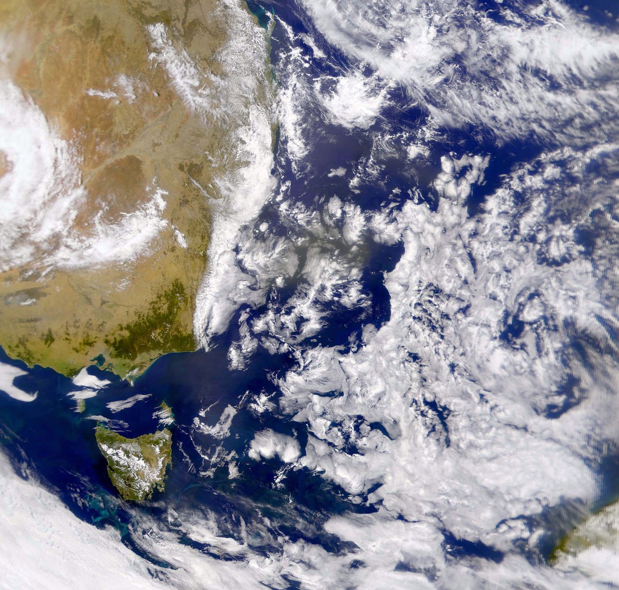 Satellitenfoto der Tasmansee, teilweise von Wolken bedeckt. Links ist ein Teil von Australien mit Tasmanien darunter. NASA. Wissenschaft von National Aeronautics and Space Administration National Aeronautics and Space Administration