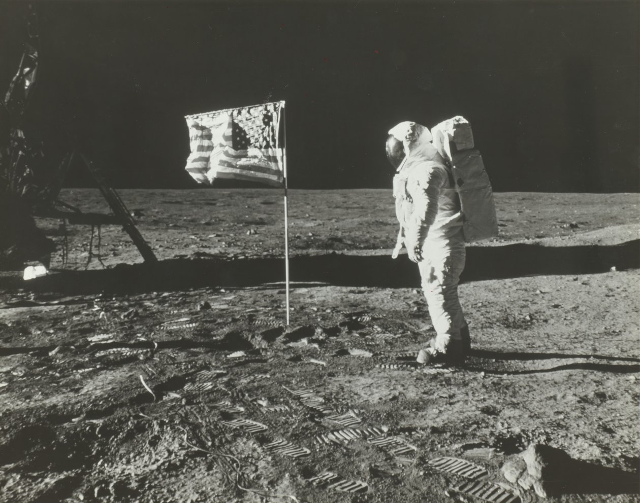 Buzz Aldrin auf dem Mond mit der amerikanischen Flagge, 1969 von Neil Armstrong