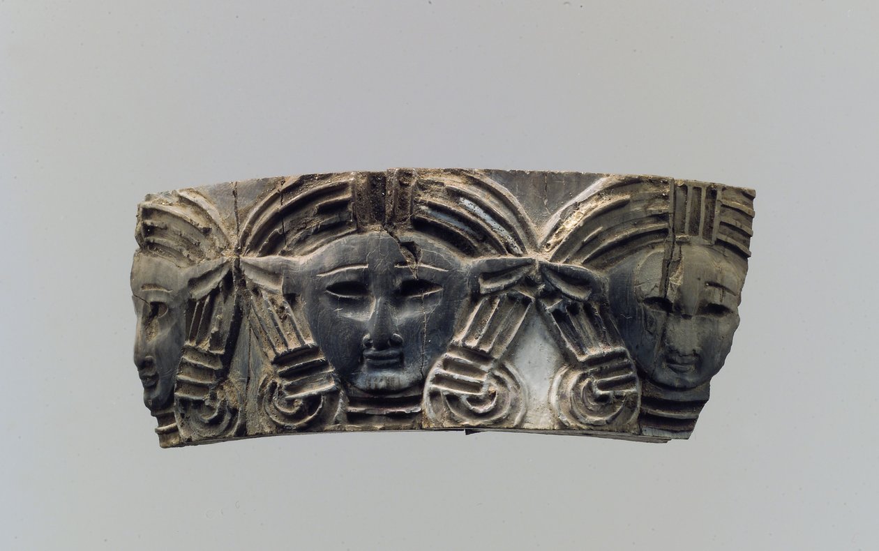 Cloisonné-Möbel- oder Kosmetikbox-Plakette mit drei frontalen Köpfen, ca. 8.–7. Jahrhundert v. Chr. von Neo Assyrian