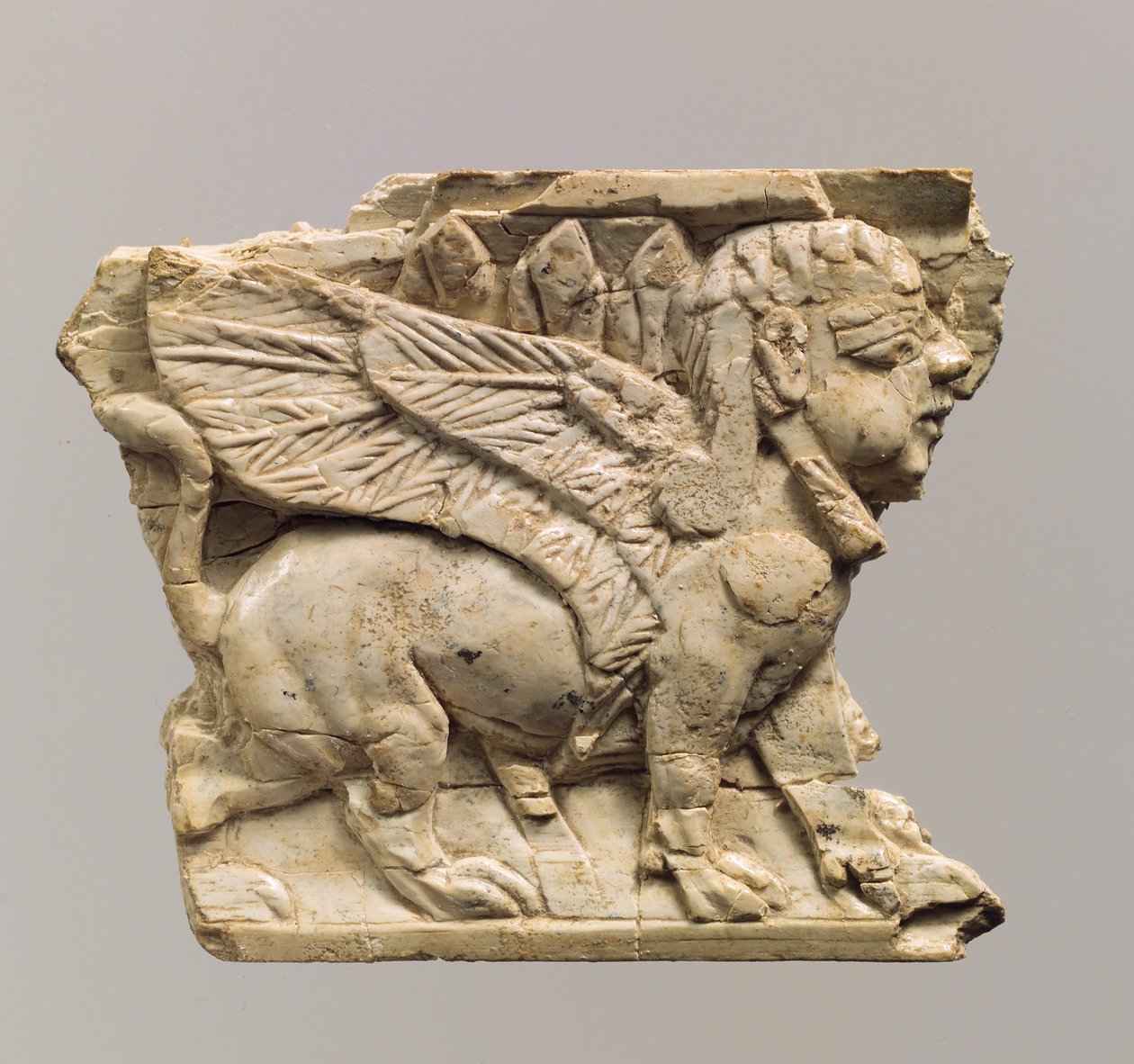 Möbelplakette mit Relief eines Sphinx, um 9.-8. Jahrhundert v. Chr. von Neo Assyrian