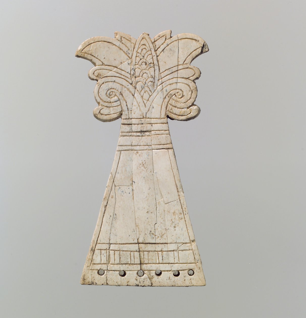 Eingeritztes Pferdefrontlet in Form eines blühenden, voluten Palmettenbaums, 9.-8. Jahrhundert v. Chr. von Neo Assyrian