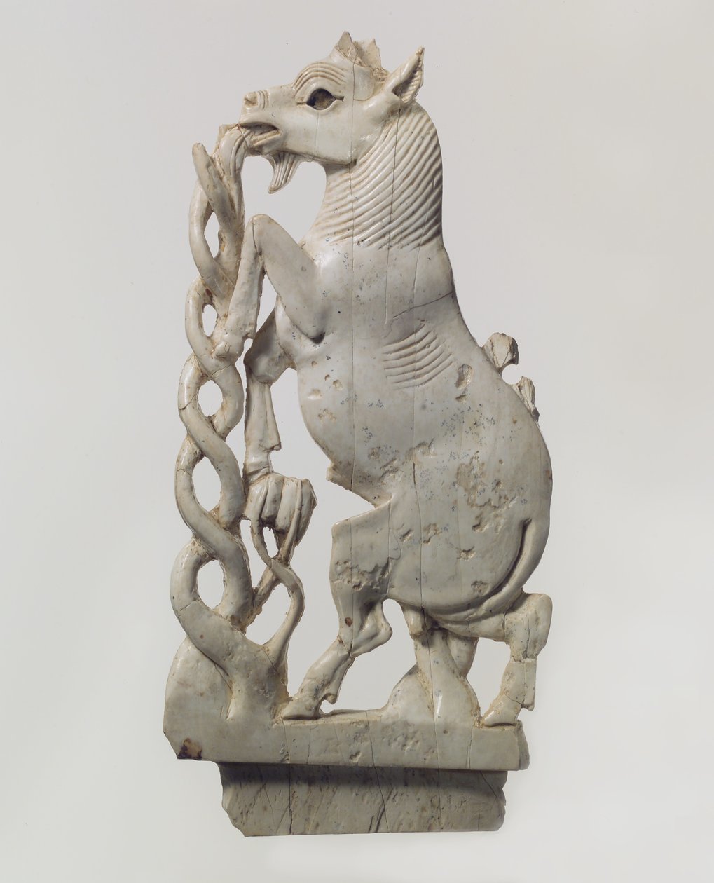 Durchbrochene Möbelplakette mit einem sich aufbäumenden Ziegenbock, ca. 9.-8. Jahrhundert v. Chr. von Neo Assyrian