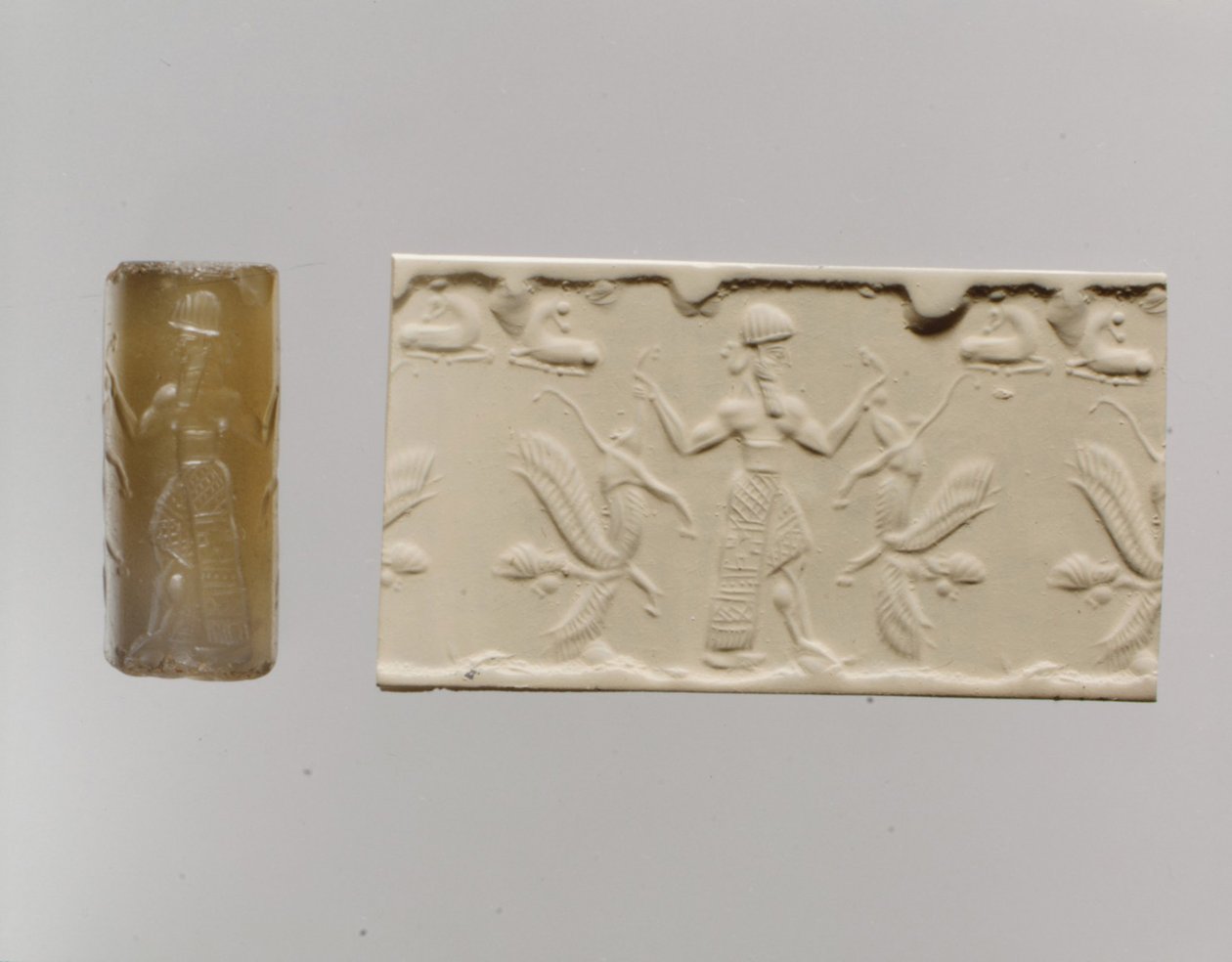 Zylindersiegel und moderne Impression: männliche Figur dominiert menschenköpfige geflügelte Löwen, ca. 8.-7. Jahrhundert v. Chr. (Chalcedon) von Neo Assyrian Neo Assyrian
