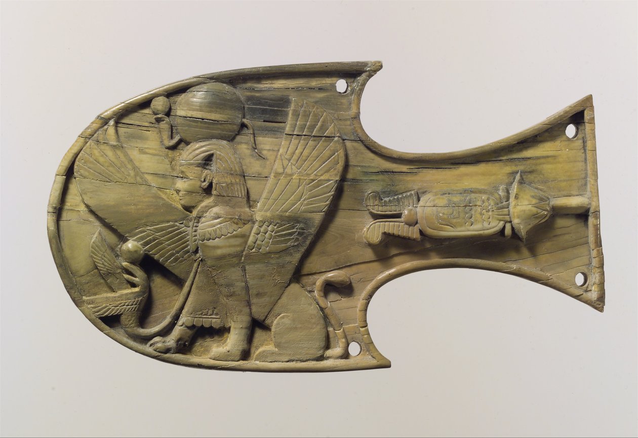 Pferdeblinker mit Relief einer sitzenden Sphinx, ca. 8. Jahrhundert v. Chr. von Neo Assyrian Neo Assyrian