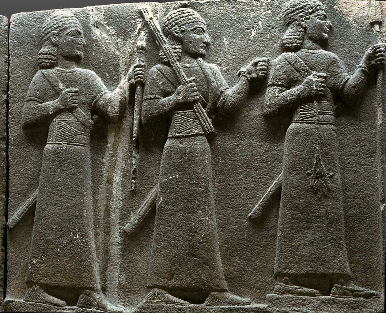 Relief, das hethitische Hofbeamte darstellt, aus der Türkei von Neo Hittite