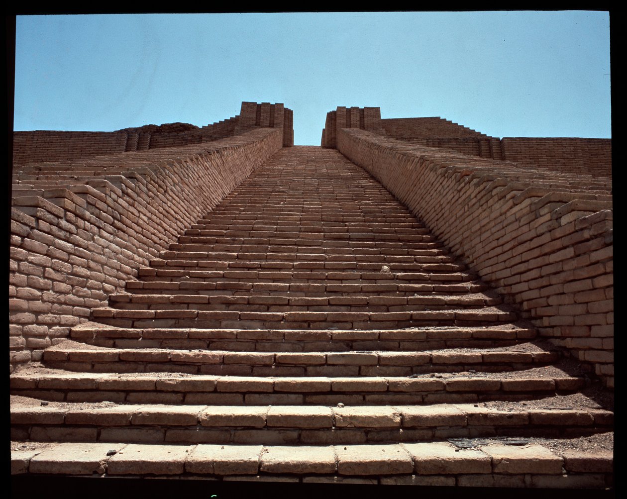 Ansicht der Treppe der rekonstruierten Zikkurat, 2050 v. Chr. von Neo Sumerian