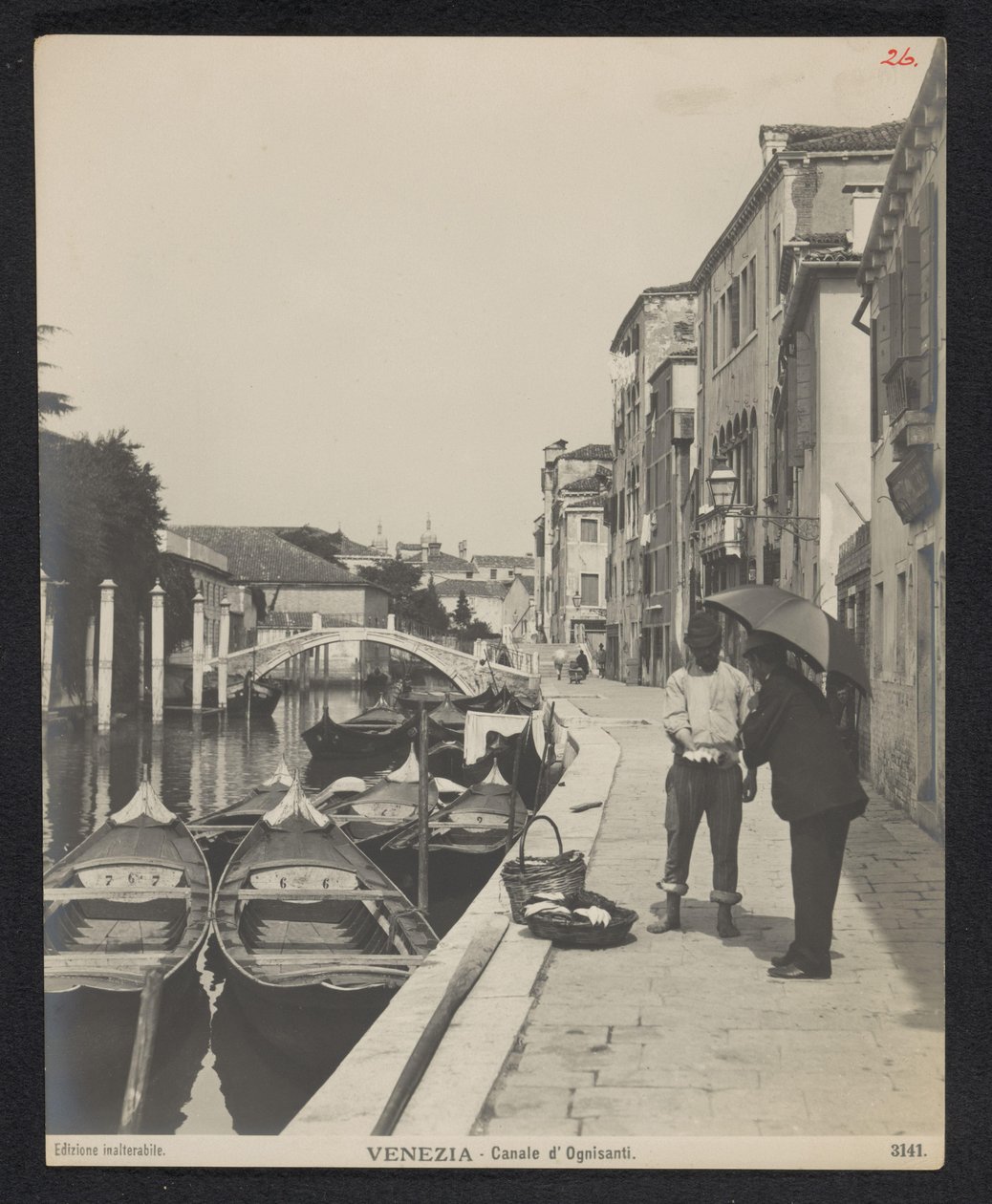 Gondeln auf dem Canale di Ognissanti in Venedig von Neue Photographische Gesellschaft