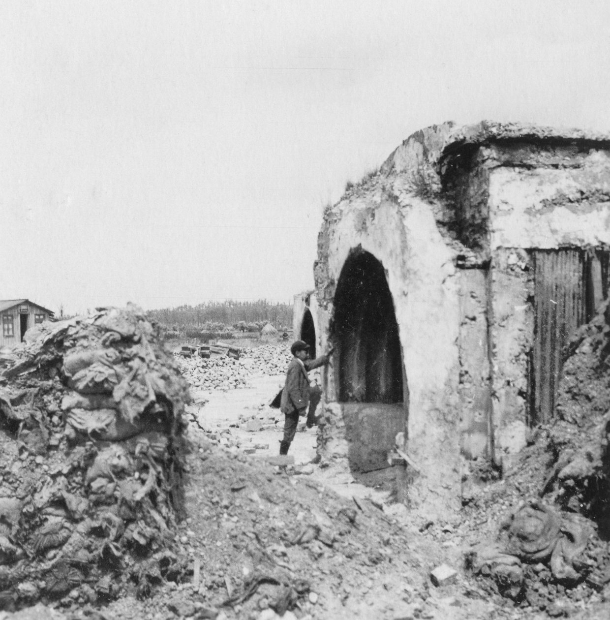 Unterstand aus Beton und mit Wellblech ausgekleidet, Erster Weltkrieg, um 1914-1918 von Nightingale and Co