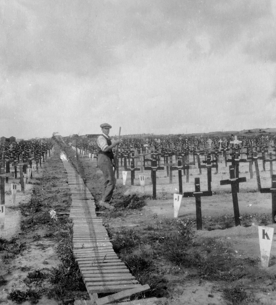 Hooge Kraterfriedhof, bei Ypern, Belgien, Erster Weltkrieg, ca. 1917-1918 von Nightingale and Co