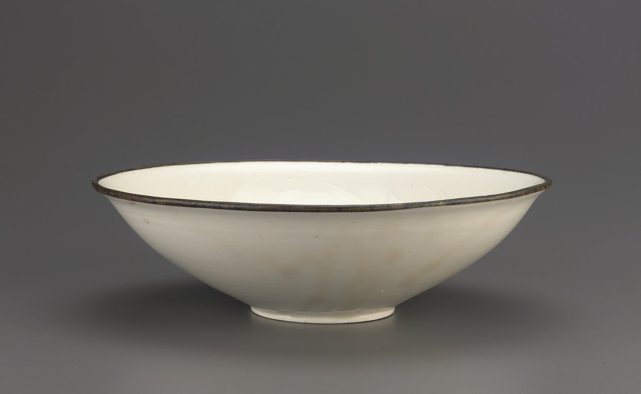 Ding-Keramikschale mit eingravierter Lotusdekoration, Hebei-Provinz, 11.-frühes 12. Jahrhundert von Northern Song Dynasty Chinese School