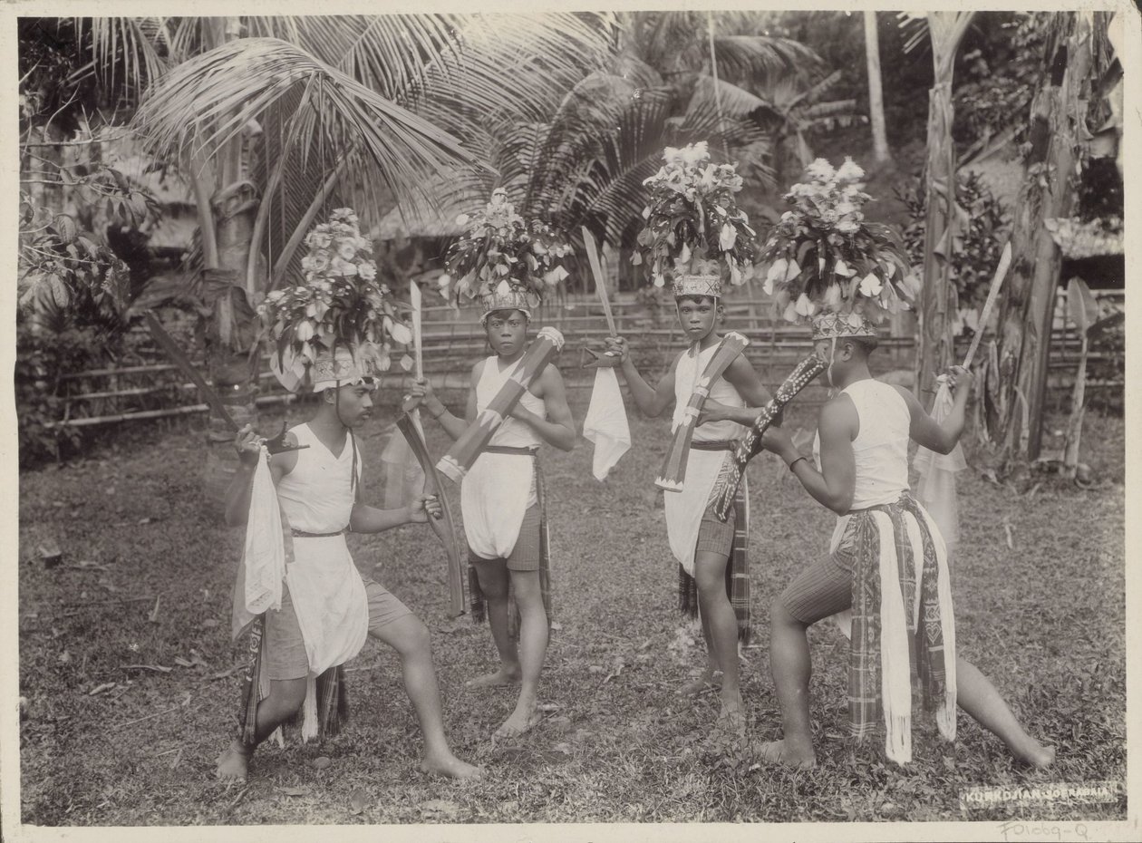 Indische Jungen in Kostümen tanzen mit Krissen in der Hand von Onnes Kurkdjian