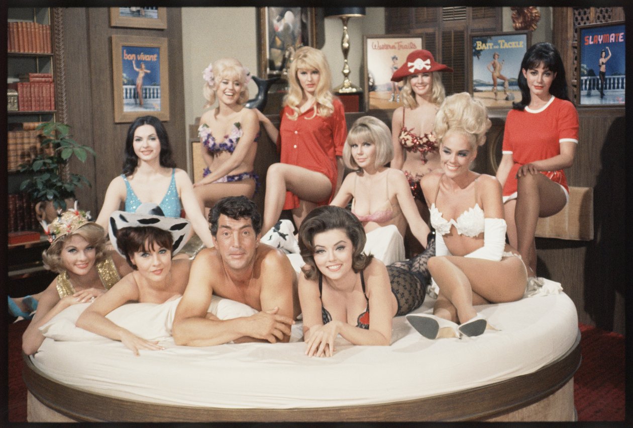 Dean Martin als Matt Helm und die Mädchen am Set von 