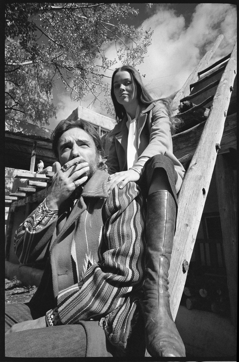 Dennis Hopper und seine Frau Michelle Phillips auf einer Leiter in New Mexico von Orlando Suero