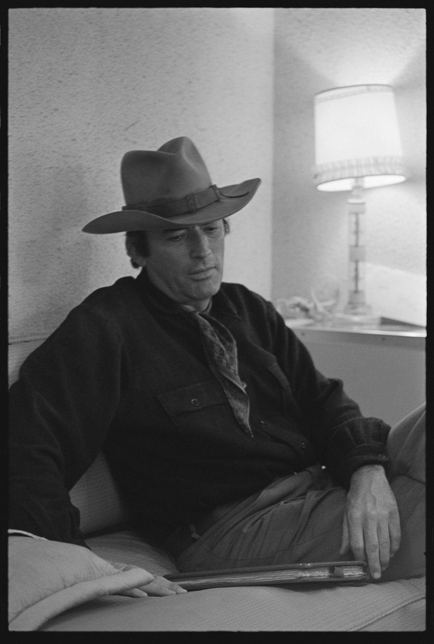 Gregory Peck in seinem Schauspieler-Wohnwagen von Orlando Suero