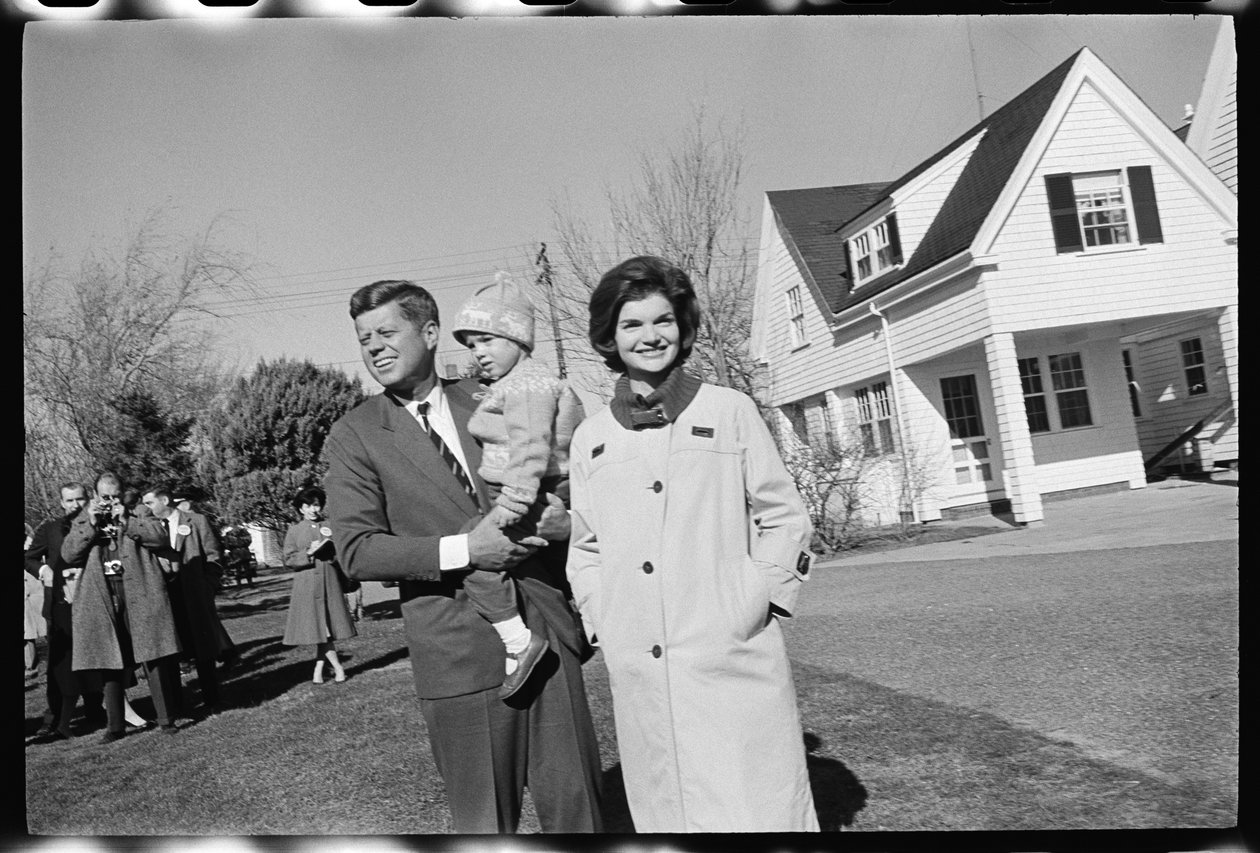 John F. Kennedy mit Jackie Kennedy und Tochter Caroline von Orlando Suero