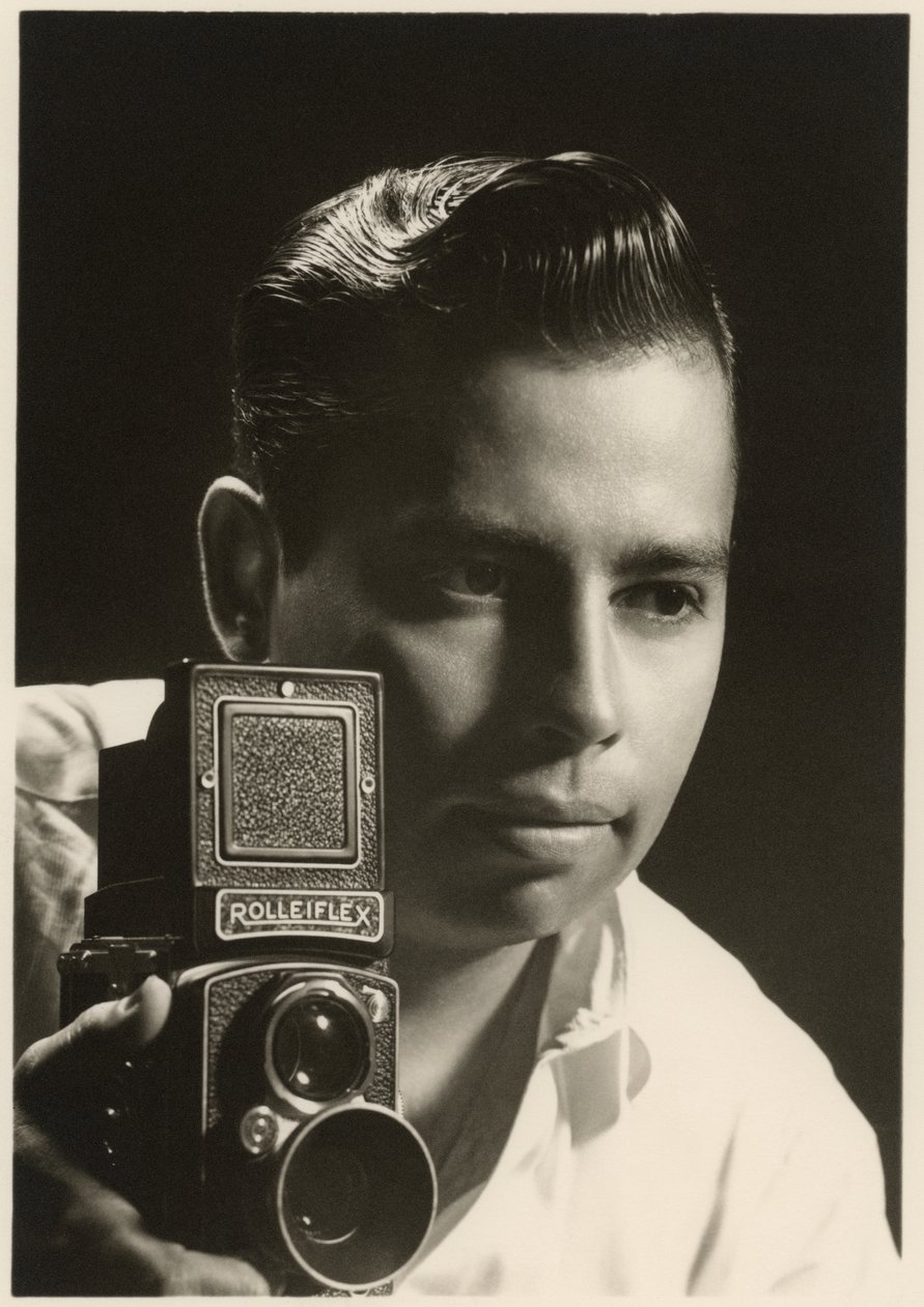 Orlando Suero Porträt mit Rolleiflex-Kamera, ca. 1954 (s/w Foto) von Orlando Suero