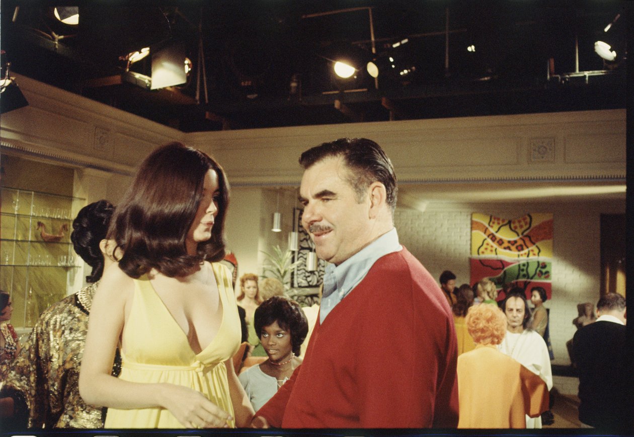 Russ Meyer und die Besetzung am Set von 