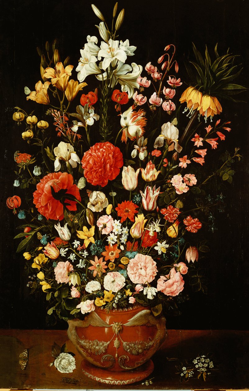 Tulpen, Lilien, Iris, Rosen, Nelken, Pfingstrosen und andere Blumen in einer skulptierten Terrakotta-Urne von Osias the Elder Beert