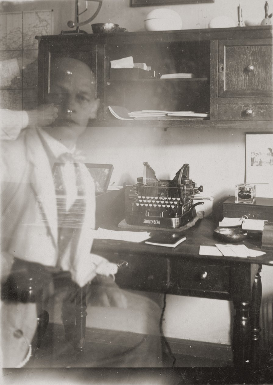 Selbstporträt an der Schreibmaschine, Prellerstraße Studio von Oskar Schlemmer